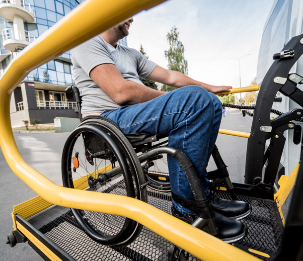 Rollstuhlfahrer auf einem Rollstuhllift für Autos