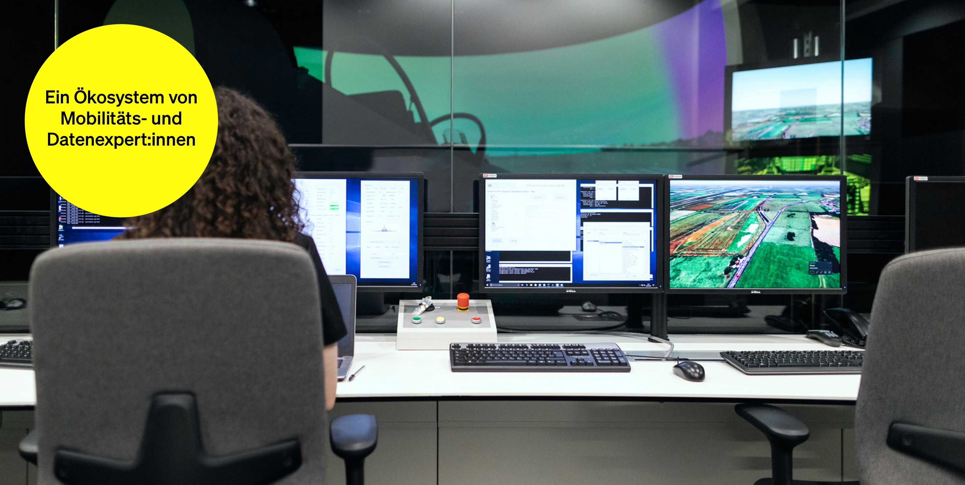 Frau sitzt in Regieraum in einem Videostudio – Textbaustein in runder Kachel: Ein Ökosystem von Mobilitäts- und Datenexpert:innen