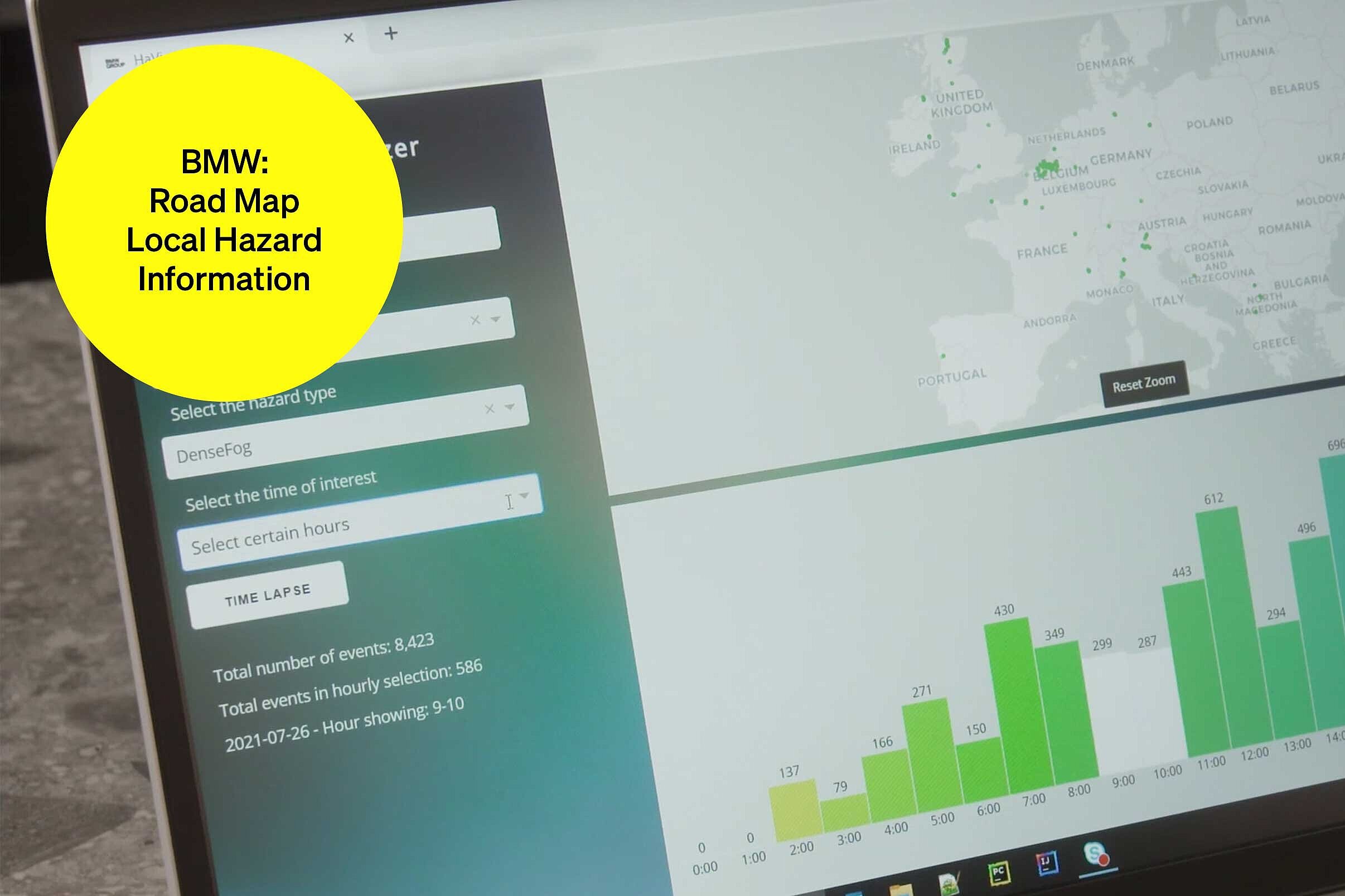 Bildschirm mit Balkendiagramm und Europakarte – Textbaustein in runder Kachel: BMW Road Map Local Hazard Information