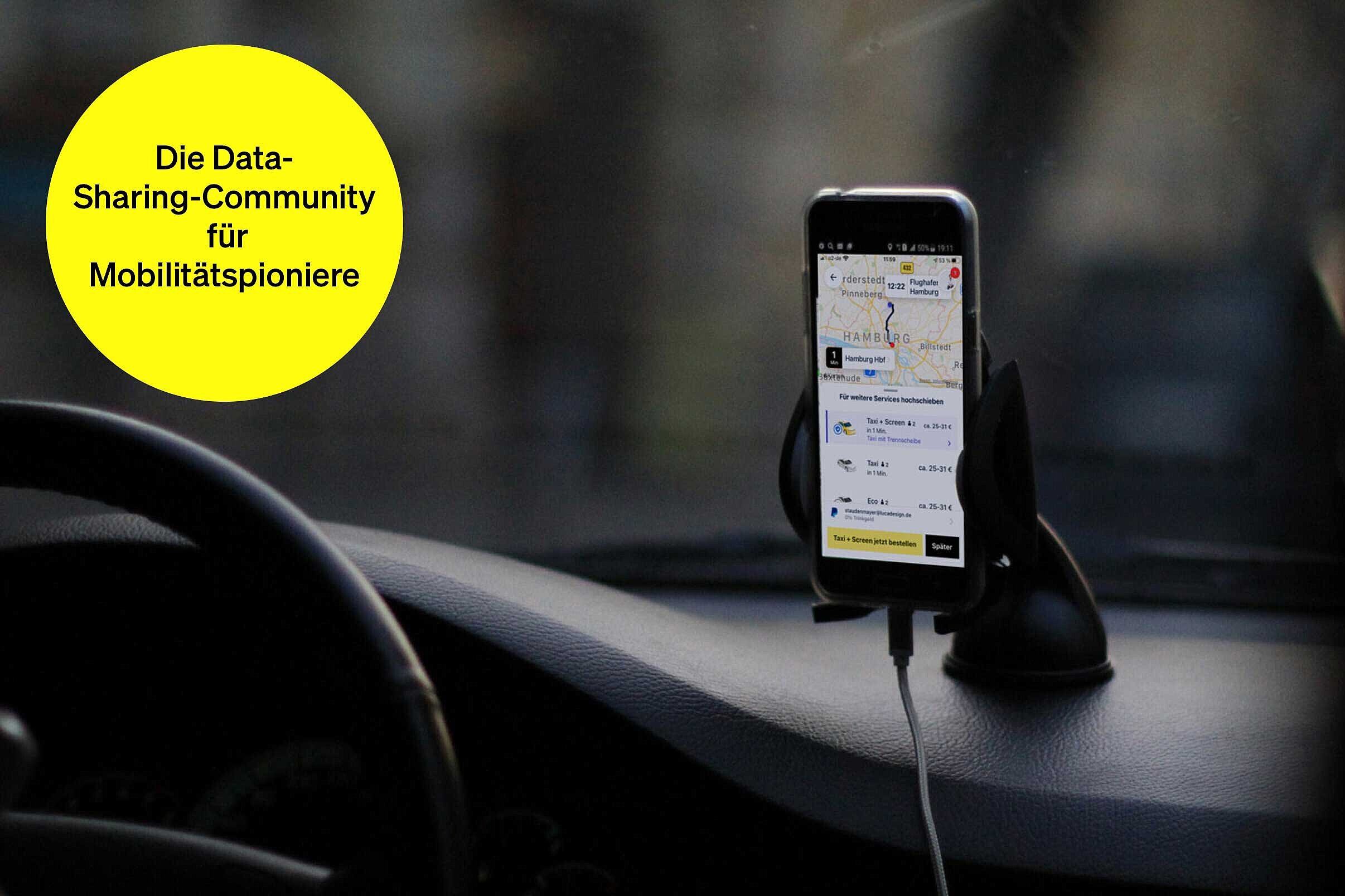 Navigations-App im Auto – Textbaustein in runder Kachel: Die Data Sharing Community für Mobilitätspioniere