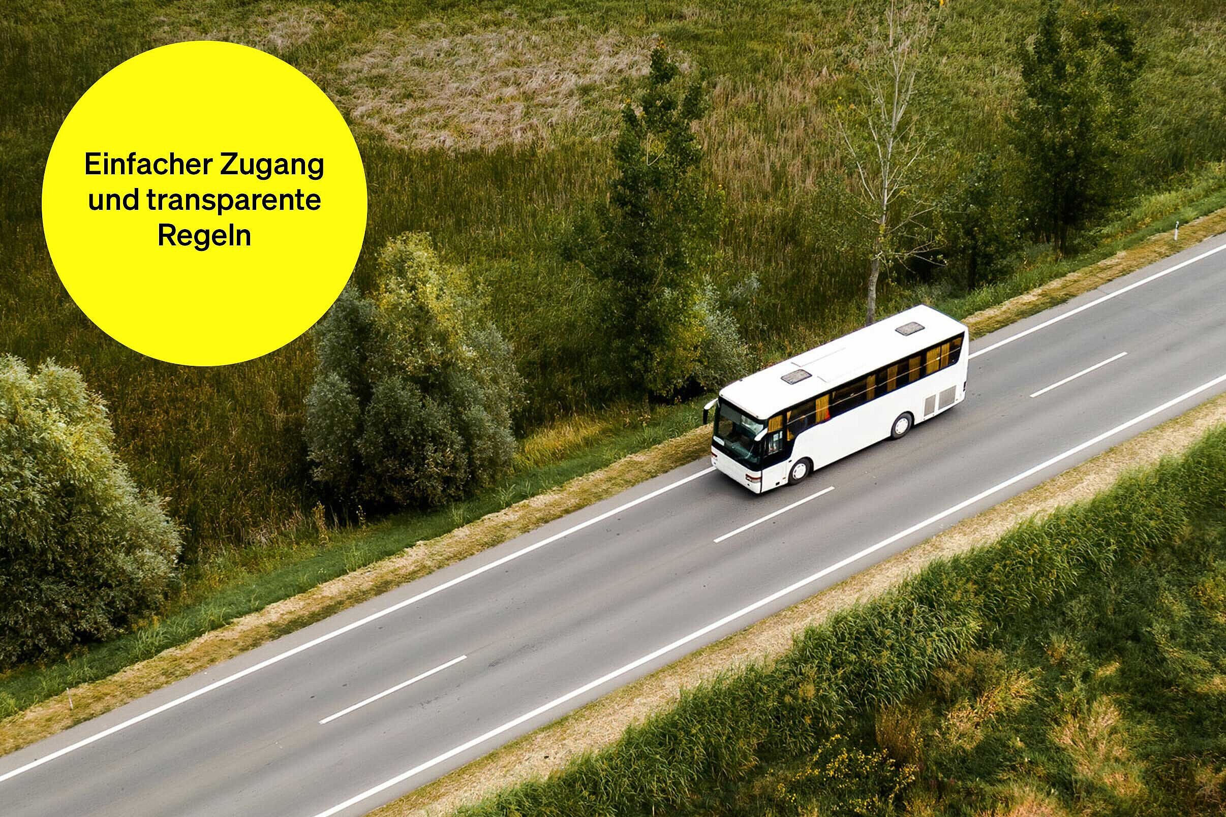 Weißer Bus fährt auf einer freien Straße durch grüne Landschaft – Textbaustein in runder Kachel: Einfacher Zugang und transparente Regeln