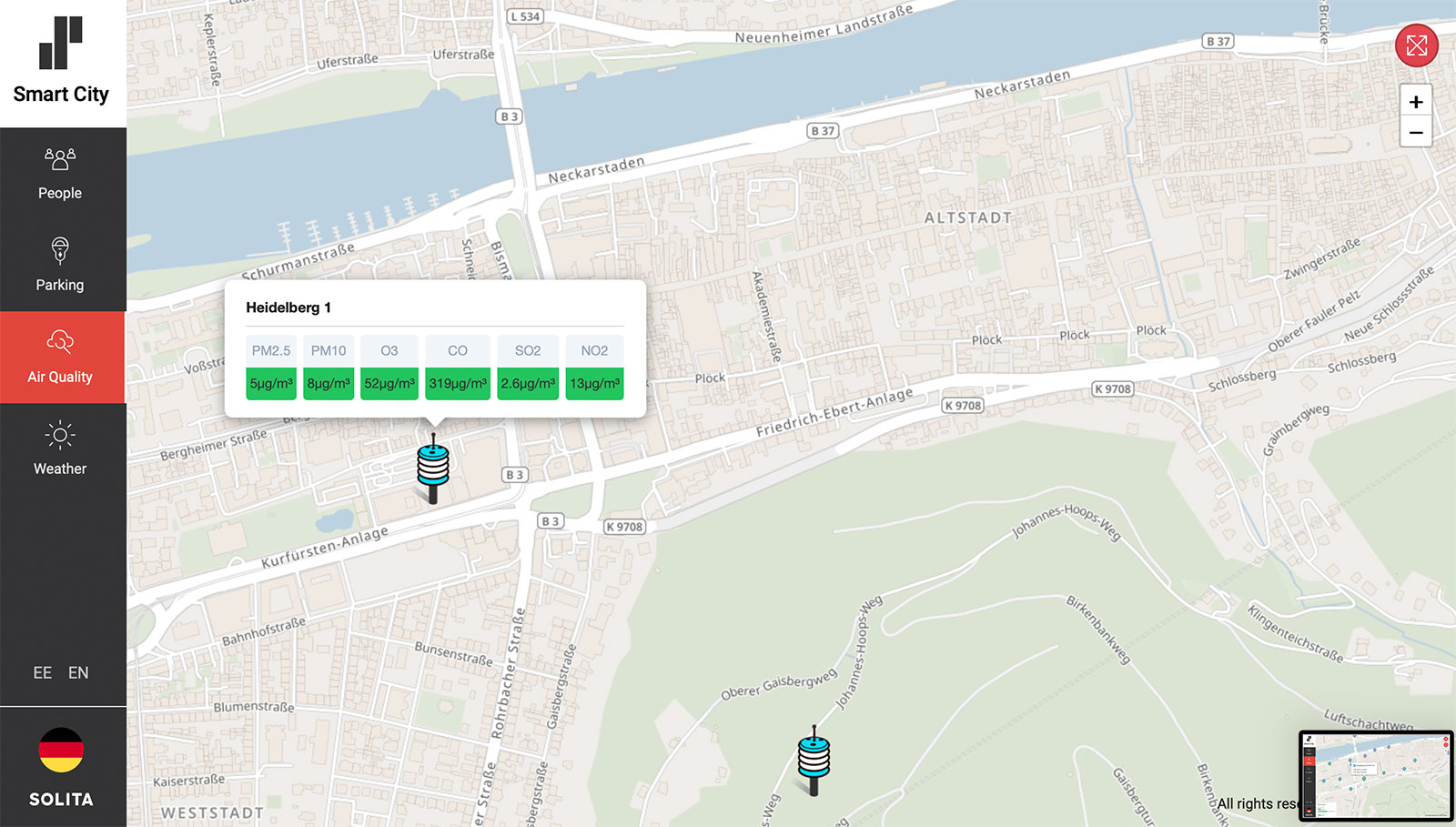 Der Slider zeigt die Solita-Anwendung. Links ein Menü mit vier Kategorien: People, Parking, Air Quality und Weather, in der Mitte eine Karte mit Parkplatz-Standorten und Informationen zu den einzelnen Kategorien.