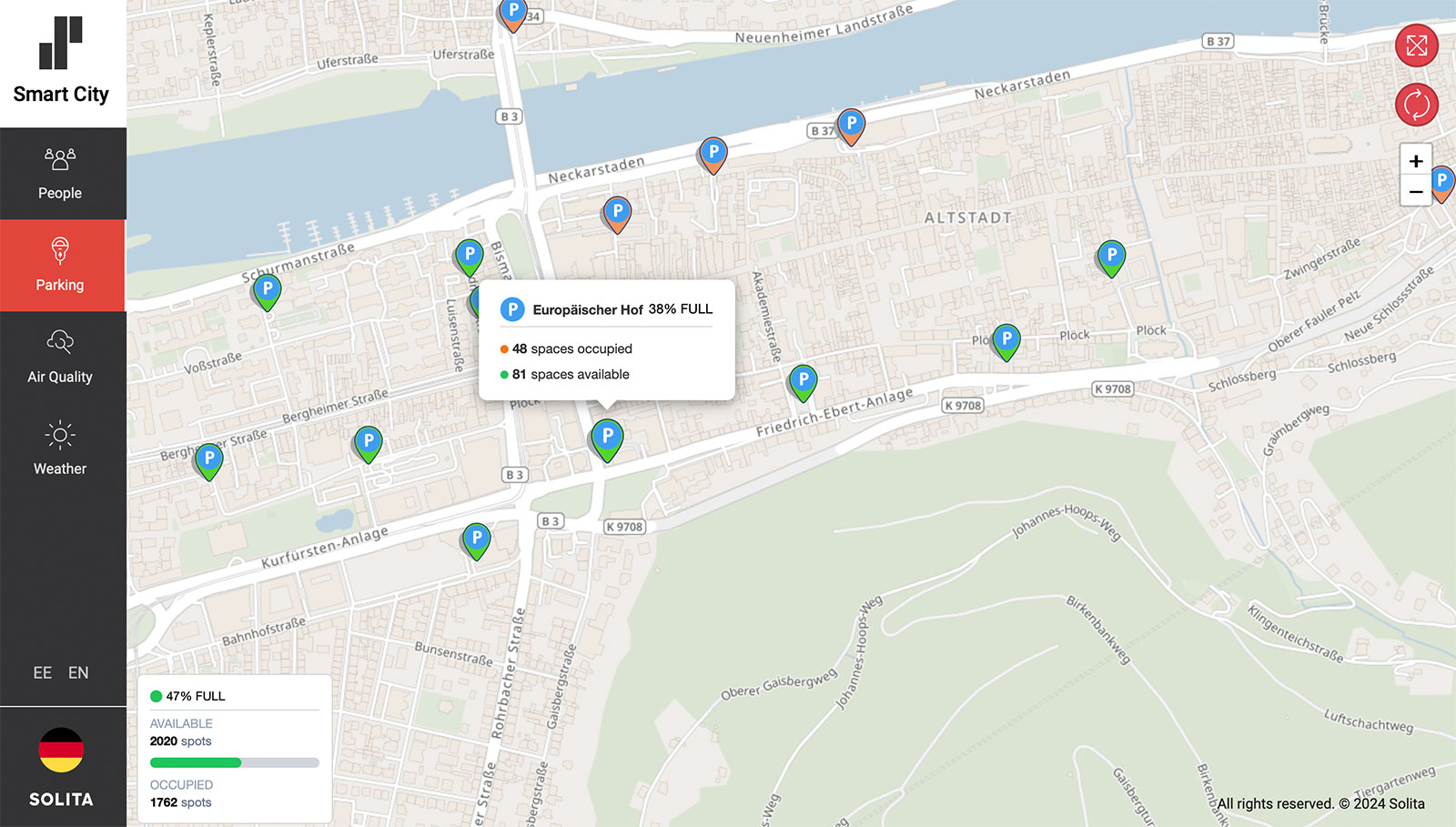 Der Slider zeigt die Solita-Anwendung. Links ein Menü mit vier Kategorien: People, Parking, Air Quality und Weather, in der Mitte eine Karte mit Parkplatz-Standorten und Informationen zu den einzelnen Kategorien.