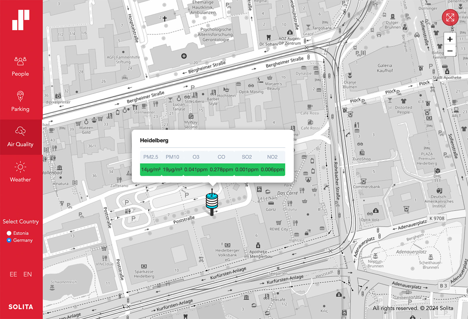 Der Slider zeigt die Solita-Anwendung. Links ein Menü mit vier Kategorien: People, Parking, Air Quality und Weather, in der Mitte eine Karte mit Parkplatz-Standorten und Informationen zu den einzelnen Kategorien.