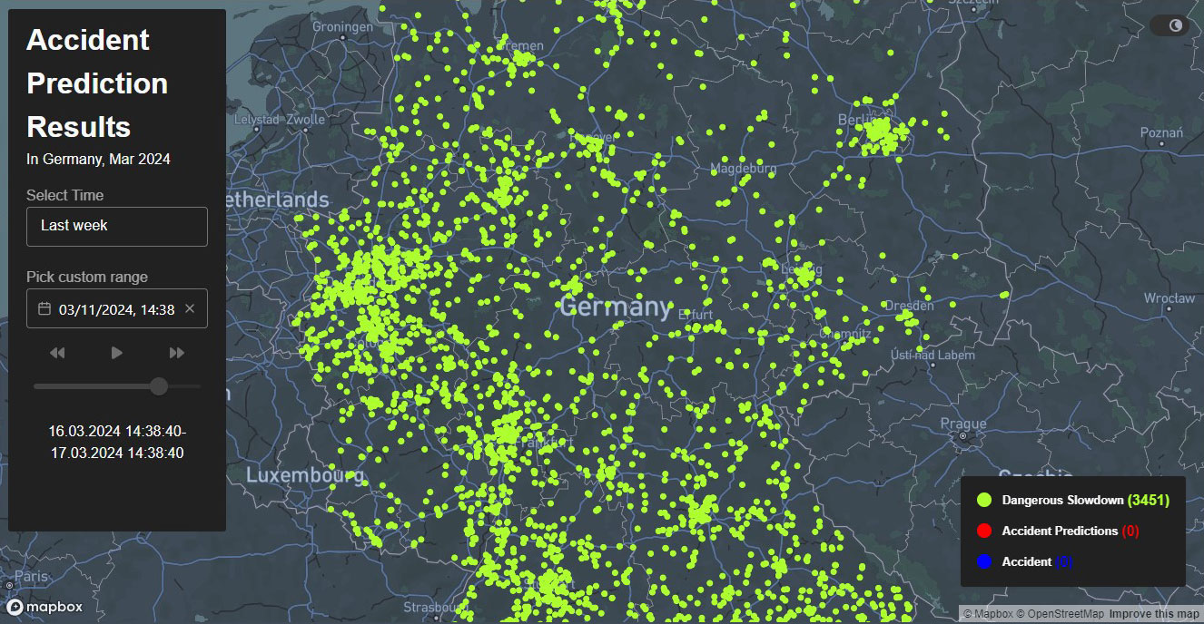 Das Bild zeigt eine Animation des Web-Tools von dem Mobias-System Swarmnect. Hier sieht man mehrere Karten von Deutschland, die nacheinander gezeigt werden. Die Ansicht wechselt rotierend und es leuchten nach und nach verschiedenfarbige Punkte auf. Die Punkte markieren Gefahrstellen im Verkehr (gefährliche Verlangsamung, Unfälle, Unfallvorhersagen). Am linken Bildrand befindet sich ein Informationsfeld, indem man eine gewünschte Zeitspanne auswählen kann.